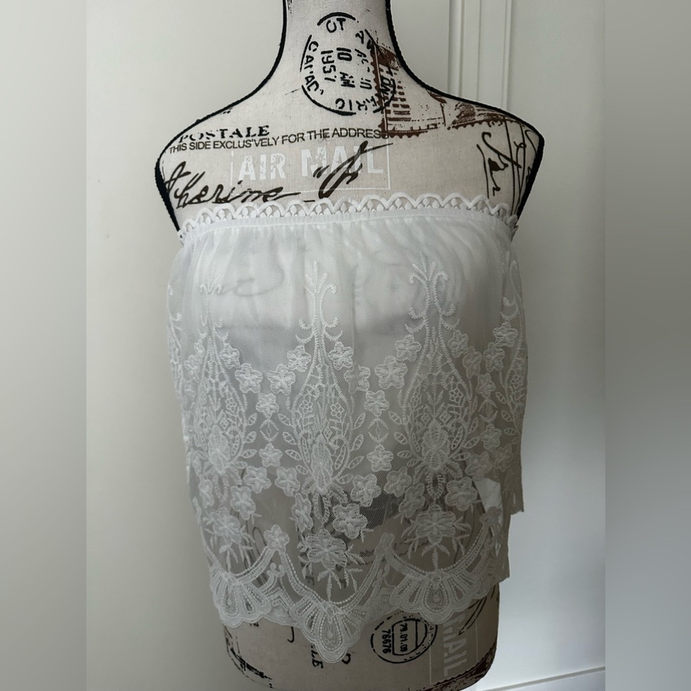Practically Brand 🆕 Strapless Lace Crop 🤍🤍🤍